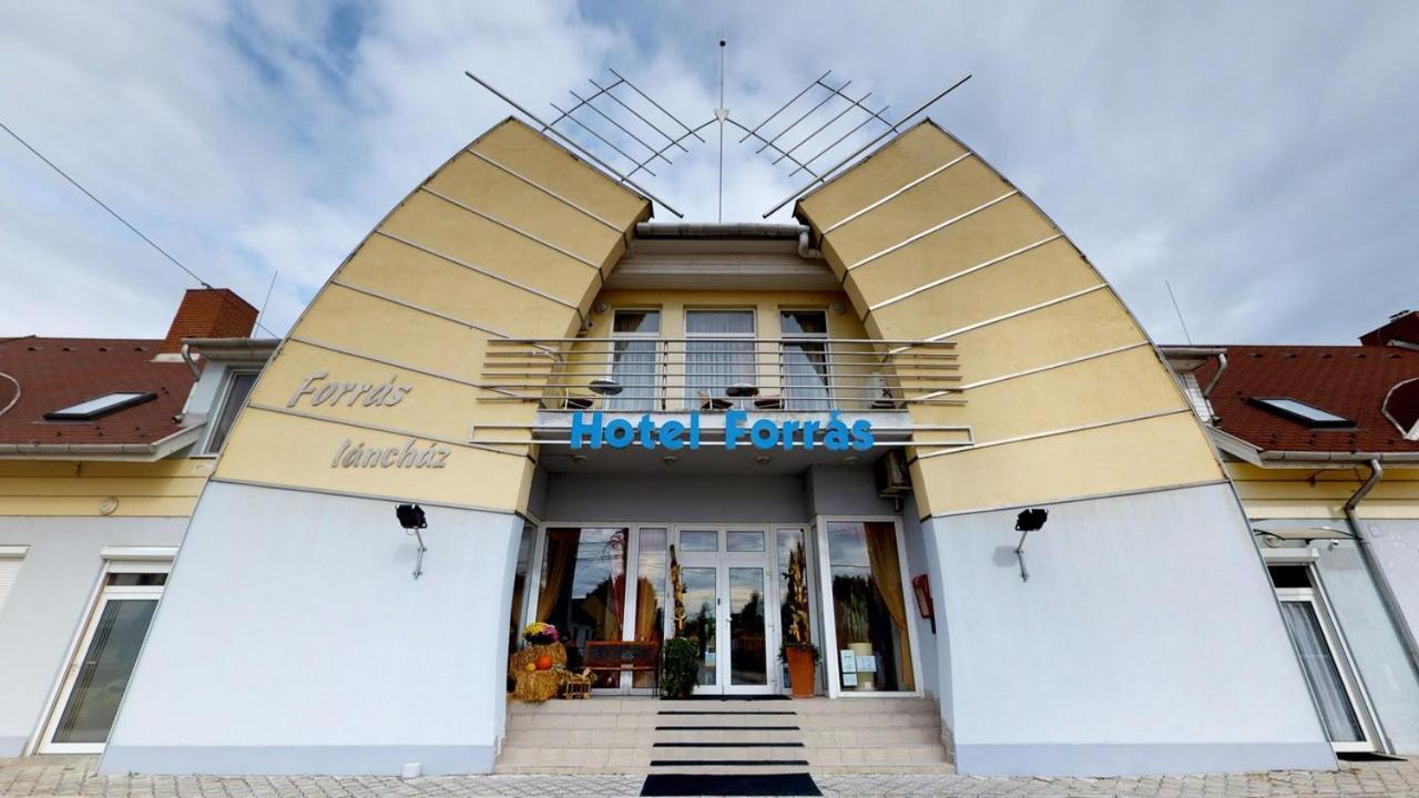 Hotel Forras Komárom Zewnętrze zdjęcie
