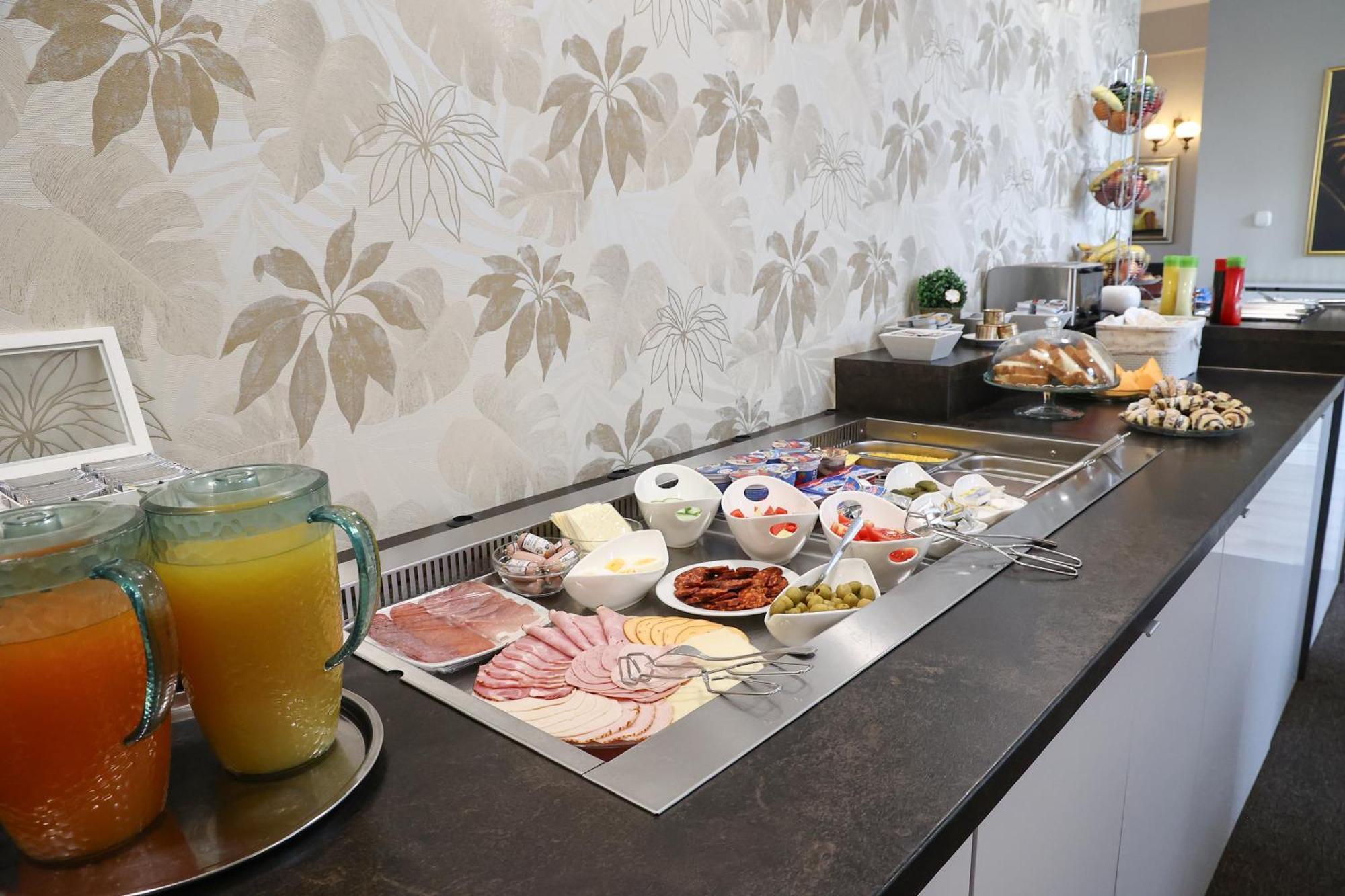 Hotel Forras Komárom Zewnętrze zdjęcie