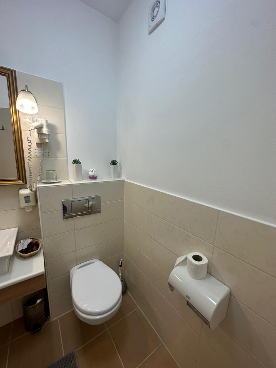 Hotel Forras Komárom Zewnętrze zdjęcie