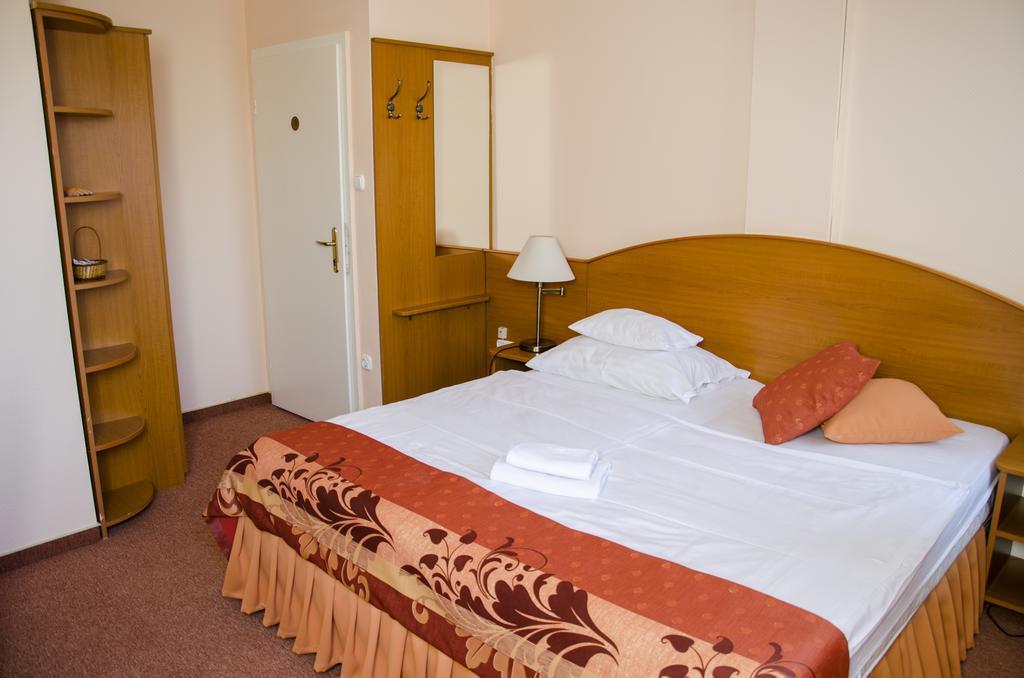 Hotel Forras Komárom Zewnętrze zdjęcie